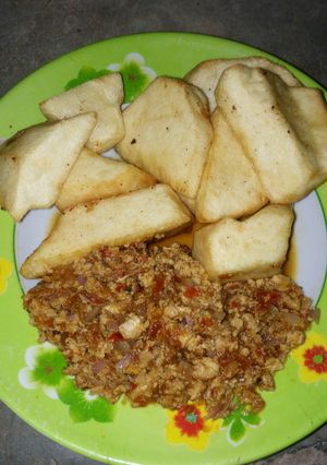 A picture of Fried yam with egg sauce.