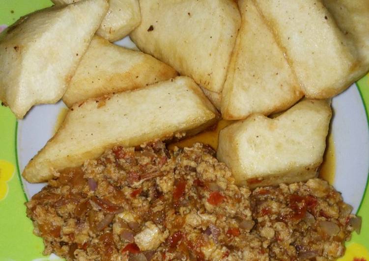 Fried yam with egg sauce