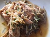 Pollo cocido con diente de dragón y soya