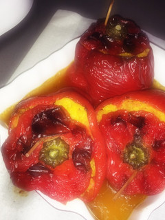 Una foto de Pimientos rojos rellenos de carne guisada y arroz