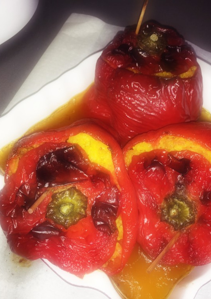 Una foto de Pimientos rojos rellenos de carne guisada y arroz