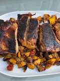 Travers de porc marinés aux courgettes jaunes, aubergine graffiti et tomates