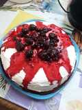 Tort cu cremă de mascarpone și fructe de pădure