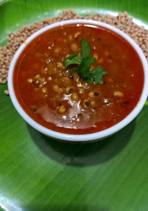 चवळीची उसळ (Chavlichi Usal Recipe In Marathi) रेसिपी चे मुख्य फोटो 