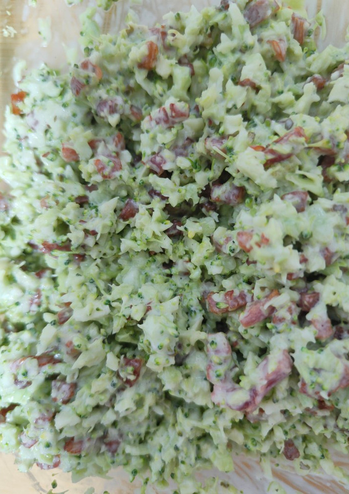 Una foto de Brócoli con bacon y salsa César