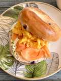 Bagel relleno de salmón ahumado