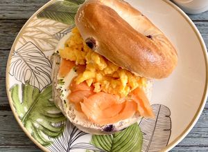 Una foto de Bagel relleno de salmón ahumado