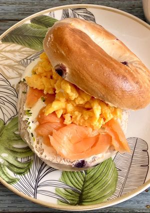 Una foto de Bagel relleno de salmón ahumado