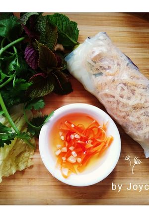 Hình của món Bì cuốn với rau nhà lá vườn.