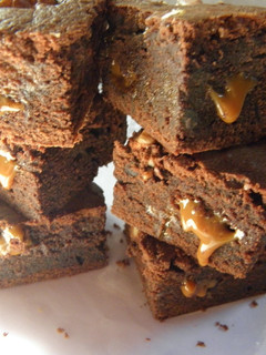 Una foto de Brownie con marmolado de dulce de leche