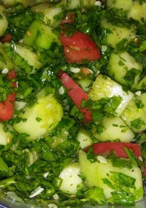 Una foto de Ensalada de perejil con pepino
