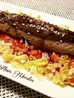 Una foto de Solomillo de bonito listado al punto, con tomates marinados y corazón de lechuga escarchada