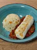 Merluza a la plancha con salsa de tomate y guarnición de arroz pilaf con zanahoria