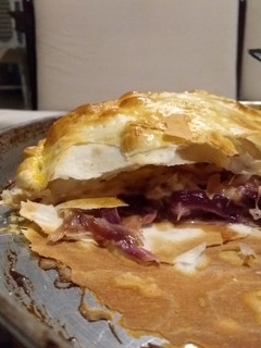 Una foto de Tarta de cebolla caramelizada y queso