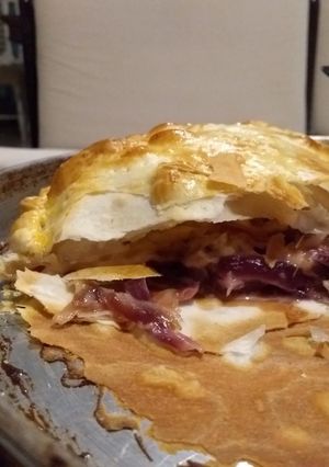 Una foto de Tarta de cebolla caramelizada y queso