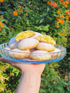 Una foto de 🍪 Galletitas de mandarina y coco 🍪 crocantes por fuera, tiernitas por dentro 😍