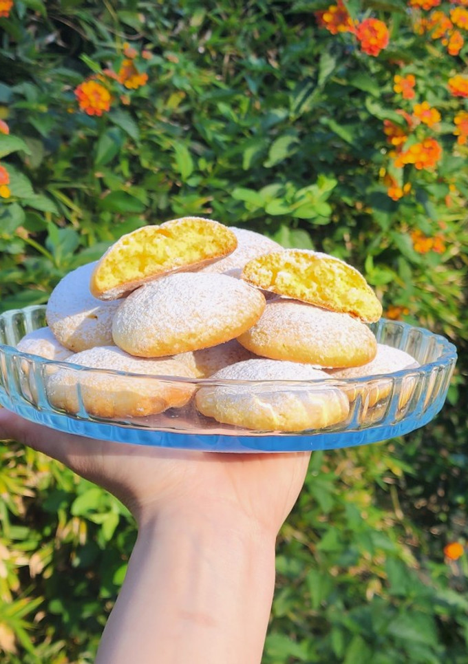 Una foto de 🍪 Galletitas de mandarina y coco 🍪 crocantes por fuera, tiernitas por dentro 😍