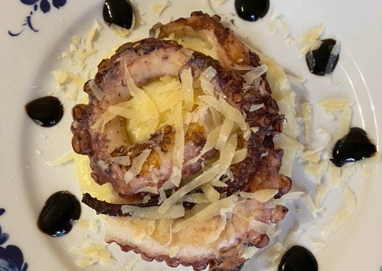 Polipo alla piastra con purè e aceto balsamico