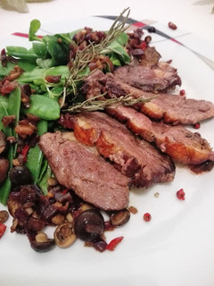 Una foto de Ensalada de pechuga de pato con setas en escabeche