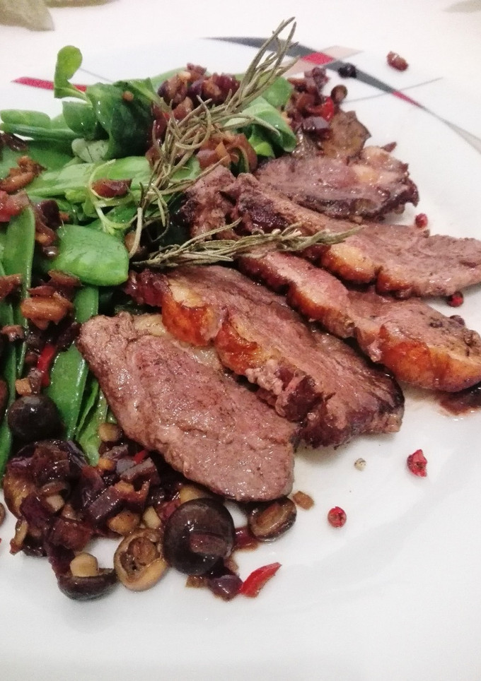 Una foto de Ensalada de pechuga de pato con setas en escabeche