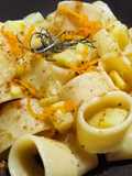 Calamarata patate e bottarga, al profumo di agrumi e rosmarino