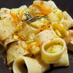 รูปของ Calamarata patate e bottarga, al profumo di agrumi e rosmarino