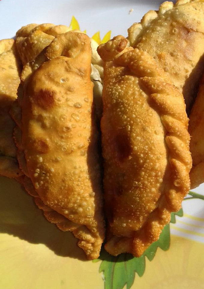 Una foto de Empanadas de carne cortadas a cuchillo fritas