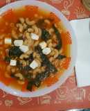 Sopa fácil y rápida de codito con espinacas