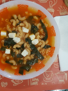 Una foto de Sopa fácil y rápida de codito con espinacas
