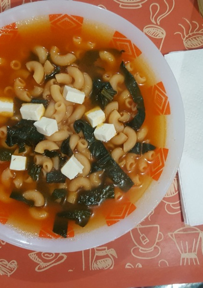 Una foto de Sopa fácil y rápida de codito con espinacas