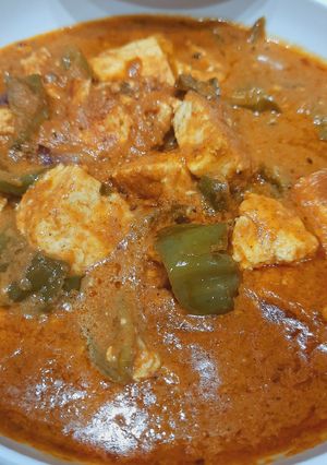 A picture of Paneer shimla mirch curry.