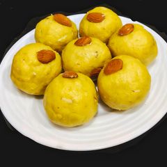 A picture of Besan Ladoo.