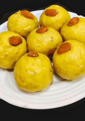 A picture of Besan Ladoo.