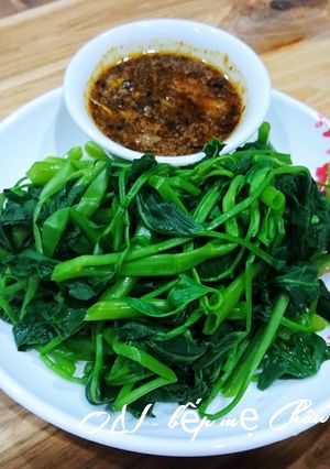 Hình của món Rau muống luộc chấm mắm ruốc.