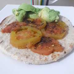 Una foto de Desayuno Arepa con tomate y aguacate