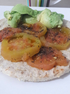 Una foto de Desayuno Arepa con tomate y aguacate
