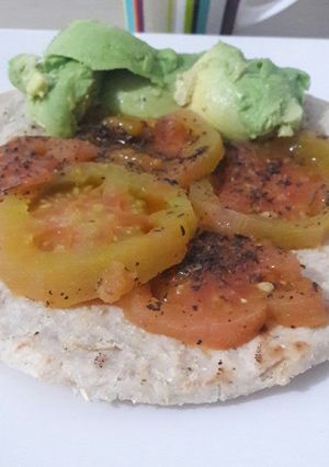 Una foto de Desayuno Arepa con tomate y aguacate