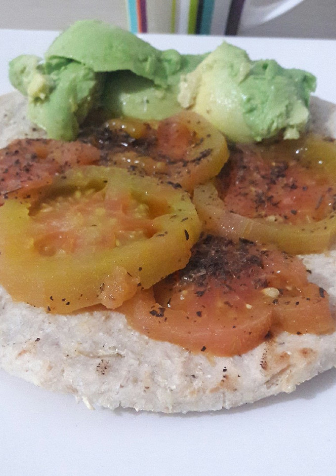 Una foto de Desayuno Arepa con tomate y aguacate