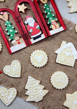 Una foto de 🎅🏻❄️☃️ Galletitas de manteca ❄️ Galletitas navideñas - Decoración fácil paso a paso + Tips ☃️❄️🎅🏻