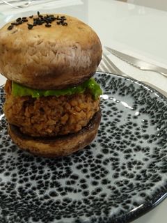 Una foto de Mini hamburguesa de soja y champiñones