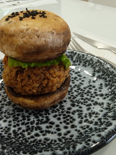 Una foto de Mini hamburguesa de soja y champiñones