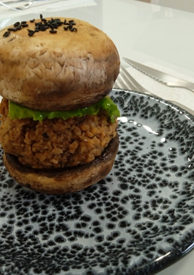 Una foto de Mini hamburguesa de soja y champiñones