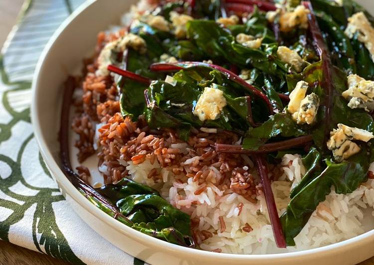 Insalata di riso rosso e Jasmine, foglie di barbabietola e Gorgonzola