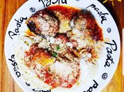 Une photo de boulette de viande sauce tomate