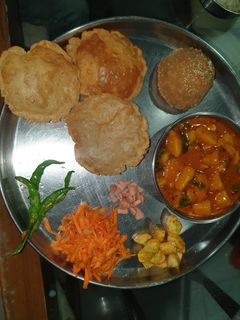 આલુ પૂરી (alu puri recipe in Gujarati) રેસીપી મુખ્ય ફોટો