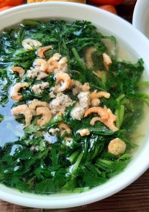 Hình của món Canh rau tần ô nấu tôm thịt.