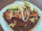 Una foto de carne molida y bolillo