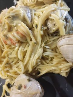 Una foto de Espaguetis con Almejas y Gambones en Salsa Verde