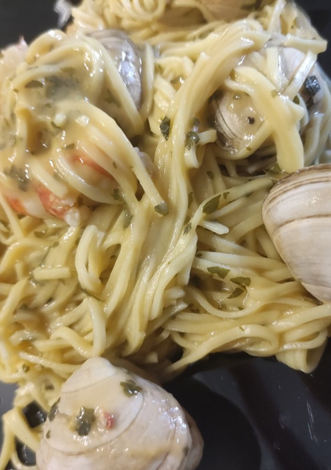 Una foto de Espaguetis con Almejas y Gambones en Salsa Verde