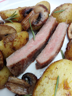 Una foto de Secreto con patatas salteadas y champiñones